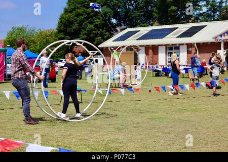 Ipswich, Suffolk, 9. Juni 2018. UK Wetter: Heiß hell und sonnig für die kesgrave Familie Spaß-Tag. Die Menschen versuchen, den Deutschen Rad. Stockfoto