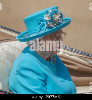 Horse Guards Parade, London, UK. 9. Juni, 2018. Die weltweit berühmte Queen Geburtstag Parade, die auch als die Farbe bekannt, erfolgt mit der Coldstream Guards Trooping ihre Farbe vor der Königin und einem Publikum von über 7.500 Gästen in Horse Guards in der heißen Sonne. Königin Elizabeth II prüft die Linie. Credit: Malcolm Park/Alamy Leben Nachrichten. Stockfoto