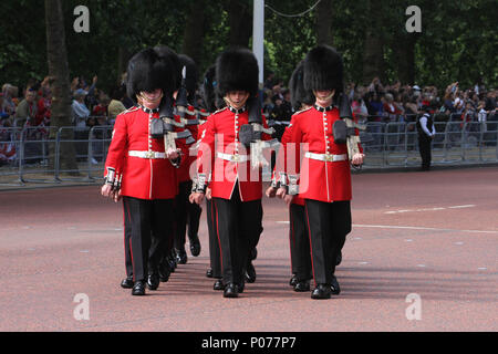 London, UK, 9. Juni 2018: Hunderte von Wachposten März entlang der Mall zu den Horse Guards Parade Ground, wie sie ihren Weg in die Horse Guards Parade, am 9. Juni 2018. Über 1400 paradieren Soldaten, 200 Pferde und 400 Musiker kommen zusammen, jeweils im Juni in einer großen Anzeige der militärischen Präzision, horsemanship und Fanfare offiziellen Geburtstag der Königin zu markieren. Quelle: David Mbiyu Stockfoto
