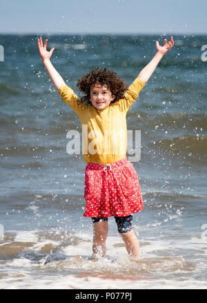 Edinburgh, UK, 9. Juni 2018. Samstag, 9. Juni 2018: Edinburgh, Schottland - Wetter. Josie O'Brien 10, von Edinburgh hat etwas Spaß in die Wellen auf der Portobello Beach Edinburgh. Stockfoto