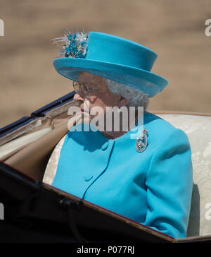 Horse Guards Parade, London, UK. 9. Juni, 2018. Die weltweit berühmte Queen Geburtstag Parade, die auch als die Farbe bekannt, erfolgt mit der Coldstream Guards Trooping ihre Farbe vor der Königin und einem Publikum von über 7.500 Gästen in Horse Guards in der heißen Sonne. Königin Elizabeth II verlässt den Exerzierplatz nach der Zeremonie zum Buckingham Palace Credit: Malcolm Park/Alamy Leben Nachrichten zurückzukehren. Stockfoto