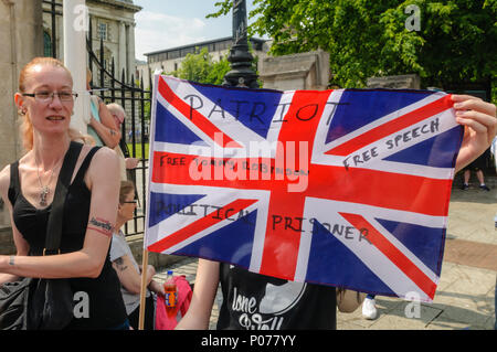 Northenrn Belfast, Irland, 09/06/2018 - Gewerkschafter halten eine Kundgebung zur Unterstützung der Großbritannien erste Mitglied Tommy Robinson, die im Mai 2018 für 13 Monate für Missachtung des Gerichts gefangengesetzt wurde durch die Veröffentlichung von Live auf Facebook, wenn dies verboten. Stockfoto