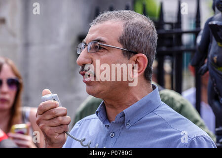 Belfast, Nordirland. 09/06/2018 - Dr. Raied Al-Wazzan, von der nördlichen Irland Islamische Zentrum spricht an der Nordirland Antifa protestieren gegen eine Kundgebung zur Unterstützung der britischen Ersten Tommy Robinson, die im Mai 2018 für Missachtung des Gerichts gefangengesetzt. Stockfoto