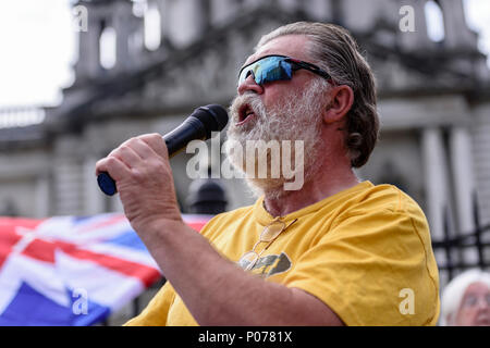 Northenrn Belfast, Irland, 09/06/2018 - Tom Burns, gesunden Menschenverstand NI, Adressen die Menge, als Gewerkschafter eine Kundgebung zur Unterstützung der Großbritannien erste Mitglied Tommy Robinson, die im Mai 2018 für 13 Monate für Missachtung des Gerichts gefangengesetzt wurde durch die Veröffentlichung von Live auf Facebook, wenn dies verboten. Stockfoto