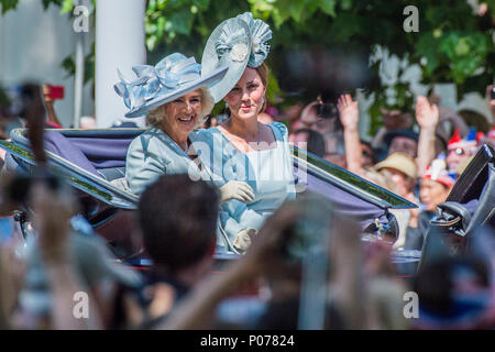 London, UK, 9. Juni 2018. Camilla, Herzogin von Cornwall, und Kate, Herzogin von Cambridge - Geburtstag der Königin Parade, populärer als die Farbe bekannt. Die Coldstream Guards Truppe ihre Farbe., Kredit: Guy Bell/Alamy leben Nachrichten Stockfoto