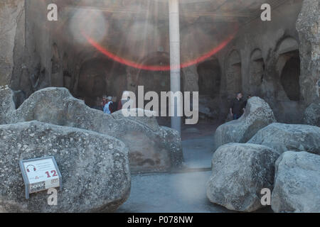 Uplistsikhe Historisches Museum, einem der ältesten städtischen Siedlungen in Georgien, ist eine alte Felsen gehauene Stadt im Osten Georgien, 10 km Stockfoto