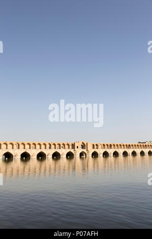 Pol-e Si-o-Seh-Brücke, oder Si-o-Seh-Brücke, Isfahan, Iran Stockfoto