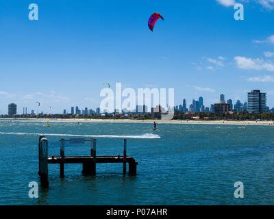 Kite Surfer springen aus dem Wasser auf die Port Phillip Bay von St Kilda, Melbourne, Victoria, Australien Stockfoto