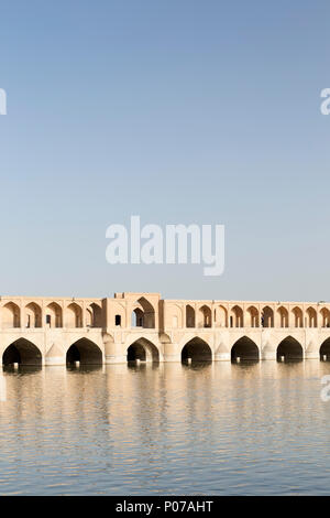 Pol-e Si-o-Seh-Brücke, oder Si-o-Seh-Brücke, Isfahan, Iran Stockfoto