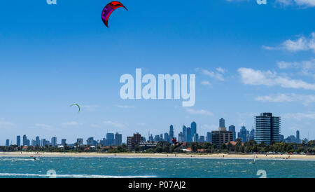 Kite Surfer Airborne ich Port Phillip Bay von St. Kilda mit Skyline von Melbourne, Victoria, Australien Stockfoto
