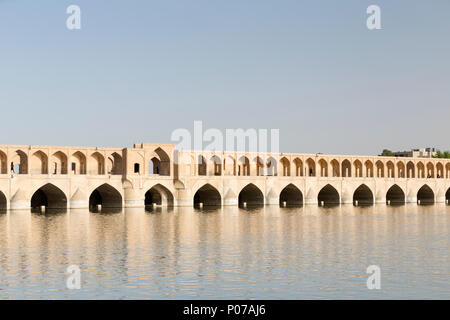 Pol-e Si-o-Seh-Brücke, oder Si-o-Seh-Brücke, Isfahan, Iran Stockfoto