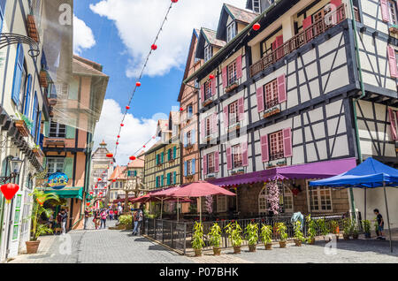 Bukit Tinggi, Malaysia - Feb 25,2018: Menschen kann man die Erkundung der Colmar Tropicale, Bukit Tinggi Resort. Dieses französisch-themed Resort, in Bukit gelegen Stockfoto