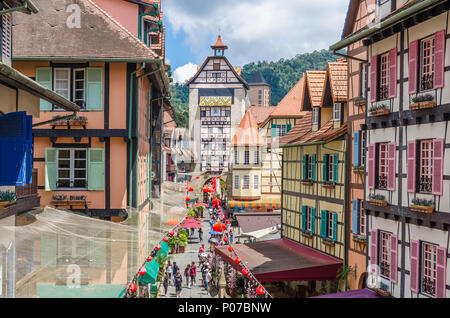 Bukit Tinggi, Malaysia - Feb 25,2018: Menschen kann man die Erkundung der Colmar Tropicale, Bukit Tinggi Resort. Dieses französisch-themed Resort, in Bukit gelegen Stockfoto