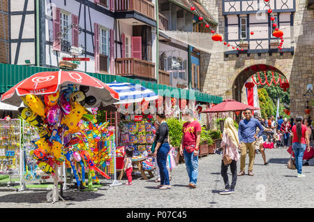 Bukit Tinggi, Malaysia - Feb 25,2018: Menschen kann man die Erkundung der Colmar Tropicale, Bukit Tinggi Resort. Dieses französisch-themed Resort, in Bukit gelegen Stockfoto