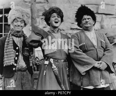 Original Film Titel: ROGUE SONG. Englischer Titel: The ROGUE SONG. Regisseur: LIONEL BARRYMORE. Jahr: 1930. Stars: Oliver Hardy, Stan Laurel; LAWRENCE TIBBETT. Credit: M.G.M/Album Stockfoto