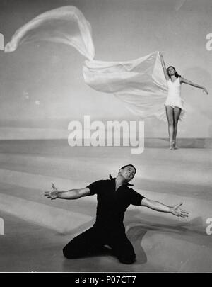 Original Film Titel: SINGIN' IN THE RAIN. Englischer Titel: SINGIN' IN THE RAIN. Regisseur: Gene Kelly, STANLEY DONEN. Jahr: 1952. Stars: GENE KELLY; CYD CHARISSE. Credit: M.G.M/Album Stockfoto