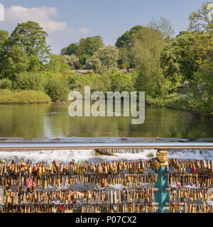 Lovelocks auf der Brücke über den Fluss Wye in Bakewell, Derbyshire Stockfoto