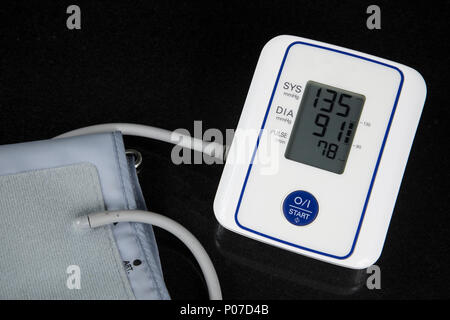 Automatische Blutdruckmessgerät mit planzahlen auf dem Bildschirm (Ergebnisse der Prüfung) Stockfoto