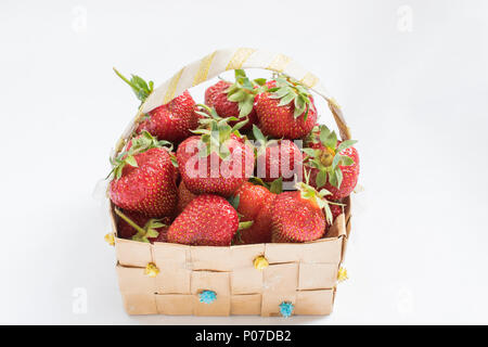Korb mit frischen Erdbeeren auf weißem Hintergrund Stockfoto