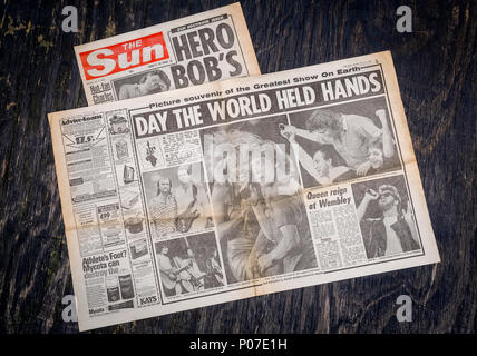 Die britische Zeitung The Sun Berichterstattung über die Nächstenliebe, live Musik, Live Aid statt im Wembley Stadion in London, 13. Juli 1985 von Sir Bob Geldof Stockfoto