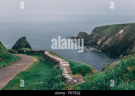 Blick von der ikonischen Dunquin Hafen Pier, dem westlichsten Spitze der Halbinsel Dingle in der Grafschaft Kerry, Irland Stockfoto