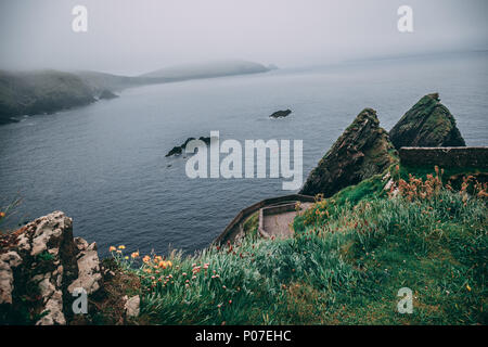 Blick von der ikonischen Dunquin Hafen Pier, dem westlichsten Spitze der Halbinsel Dingle in der Grafschaft Kerry, Irland Stockfoto