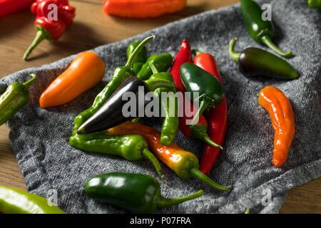 Raw Organic sortierten Peperoni bereit zu Kochen Stockfoto