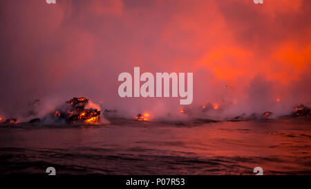 Hot Lava erstarrt, als es in den Ozean vom Vulkanausbruch in Hawaii gießt Stockfoto