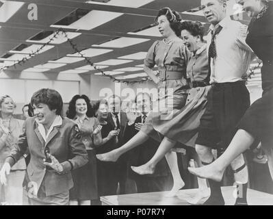 Original Film Titel: DER WOHNUNG. Englischer Titel: The APARTMENT. Regisseur: Billy Wilder. Jahr: 1960. Stars: RAY WALSTON; SHIRLEY MACLAINE. Quelle: UNITED ARTISTS/Album Stockfoto
