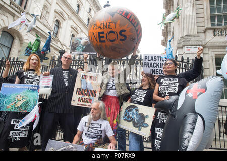 Dame Vivienne Westwood mit ihren Söhnen, Joe Corre und Ben Westwood, protestieren vor den Toren von Downing Street gegen Ineos und das Fracking Vorschläge Stockfoto