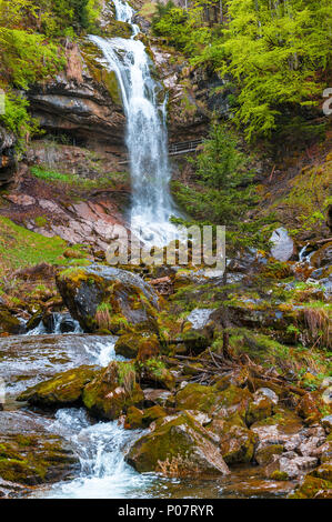 Wandern in der giessbach Wasserfall. Schweiz Stockfoto