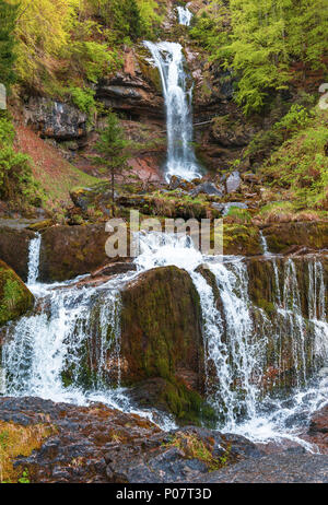 Wandern in der giessbach Wasserfall. Schweiz Stockfoto