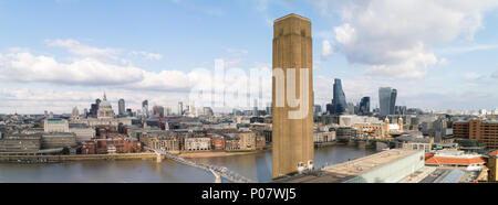 Ein Panorama Bild von einem Blick auf Saint Pals und der Londoner City von der Oberseite des Tate Modern Erweiterung Stockfoto