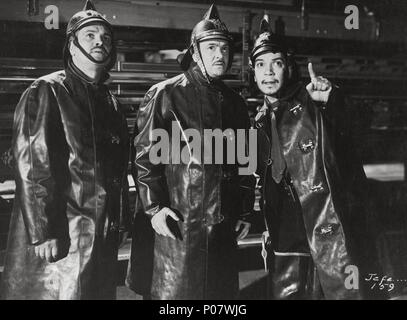 Original Film Titel: BOMBERO ATÓMICO, EL. Englischer Titel: BOMBERO ATÓMICO, EL. Regisseur: MIGUEL M. DELGADO. Jahr: 1952. Stars: CANTINFLAS. Credit: POSA FILME, S.A./Album Stockfoto