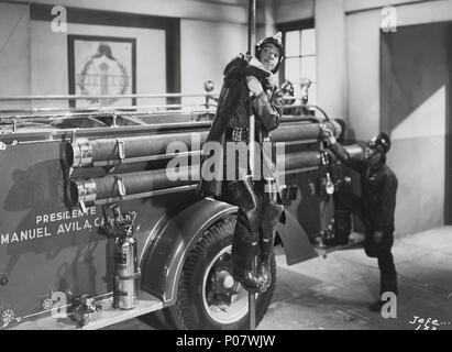 Original Film Titel: BOMBERO ATÓMICO, EL. Englischer Titel: BOMBERO ATÓMICO, EL. Regisseur: MIGUEL M. DELGADO. Jahr: 1952. Stars: CANTINFLAS. Credit: POSA FILME, S.A./Album Stockfoto