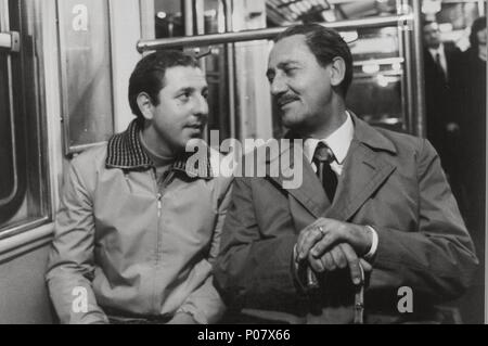 Original Film Titel: UN-BORGHESE PICCOLO PICCOLO. Englischer Titel: Durchschnittliche kleiner Mann, ein. Regisseur: Mario Monicelli. Jahr: 1977. Stars: Alberto Sordi, VINCENZO CROCITTI. Credit: AURO CINEMATOGRAFICA/Album Stockfoto