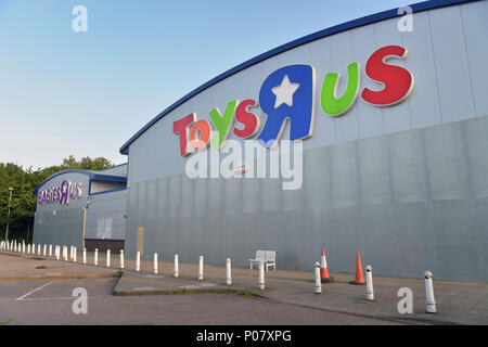 Die leeren Parkplatz vor der Toys R Us und Babies R Us Closed Shops auf der North Circular, in der Nähe der Brent Cross Shopping Mall, außerhalb von London. Th Stockfoto