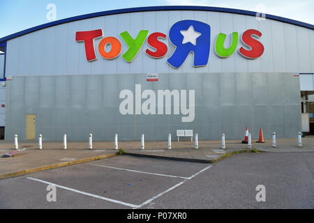 Die leeren Parkplatz vor der Toys R Us geschlossen Store auf dem North Circular, in der Nähe der Brent Cross Shopping Mall, außerhalb von London. Die Kinder Spielzeug Stockfoto