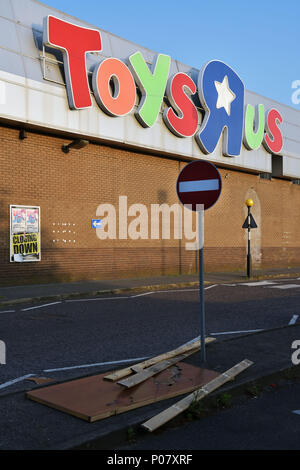 Die leeren Parkplatz vor der Toys R Us geschlossen Store auf dem North Circular, in der Nähe der Brent Cross Shopping Mall, außerhalb von London. Die Kinder Spielzeug Stockfoto