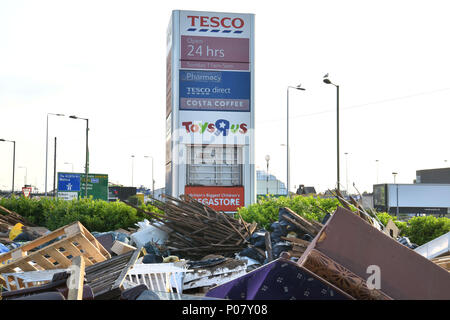 Fliegen müll Trinkgeld ist vor dem Shop Zeichen einschließlich Tesco Direct und der Toys R Us jetzt beide Läden geschlossen, auf die North Circular, in der Nähe der th Links Stockfoto