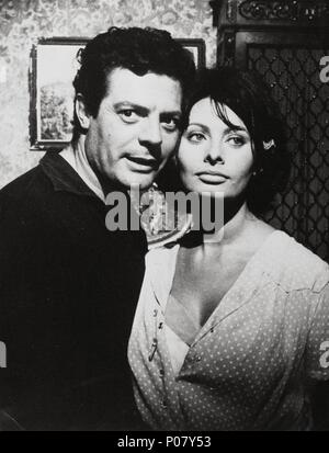 Original Film Titel: IERI, OGGI E DOMANI. Englischer Titel: GESTERN, HEUTE UND MORGEN. Film Regie: Vittorio De Sica. Jahr: 1963. Stars: Sophia Loren, Marcello Mastroianni. Credit: COMPAGNIA CINEMATOGRAFICA CHAMPION/Album Stockfoto