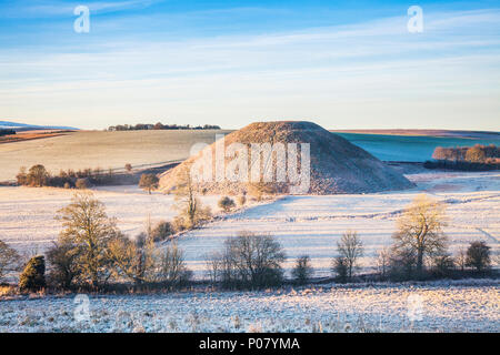 Ein Frostiger Morgen am Silbury Hill in Wiltshire. Stockfoto