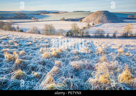 Ein Frostiger Morgen am Silbury Hill in Wiltshire. Stockfoto