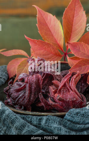 Süße getrocknet Hibiskusblüten in Sirup in Nahaufnahme. Kopieren Sie Platz. Die horizontalen Rahmen. Stockfoto