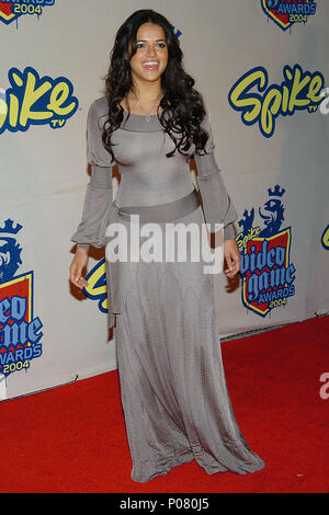 Michelle Rodriguez an der Spike TV Video Game Awards am Santa Monica Barker Hangar in Los Angeles. 14. Dezember 2004. RodriguezMichelle 027 Red Carpet Event, Vertikal, USA, Filmindustrie, Prominente, Fotografie, Bestof, Kunst, Kultur und Unterhaltung, Topix Prominente Fashion/Vertikal, Besten, Event in Hollywood Leben - Kalifornien, Roter Teppich und backstage, USA, Film, Stars, Film Stars, TV Stars, Musik, Promis, Fotografie, Bestof, Kunst, Kultur und Unterhaltung, Topix, vertikal, eine Person aus dem Jahr 2004, Anfrage tsuni@Gamma-USA.co Stockfoto