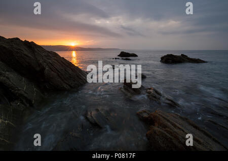 Sonnenaufgang über Hannafore in West Looe, Cornwall Stockfoto