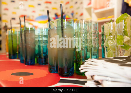 Erfrischende Cocktails in Designer Brille auf eine Bar in einem bunten Shop warten auf Gäste. Stockfoto