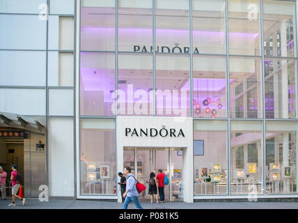 New York - Juni 2, 2018: Pandora store Front. Stockfoto