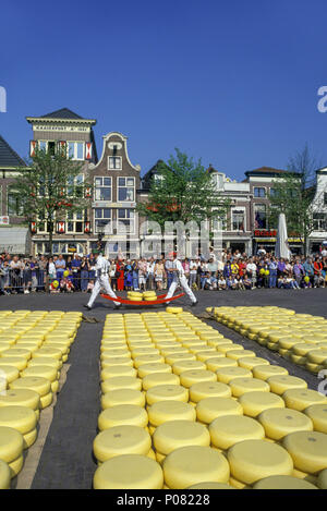 1992 historische Torhüter MIT KÄSE CARRIER FREITAG KÄSEMARKT ALKMAAR HOLLAND Stockfoto