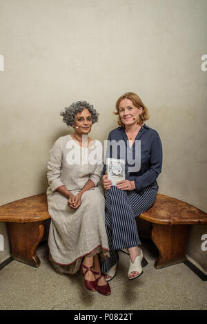 Arundhati Roy und Kirsty Lang 2018 Stockfoto